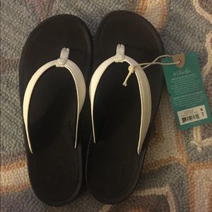 OluKai Kulapa Kai White/Black Flip Flop sandals